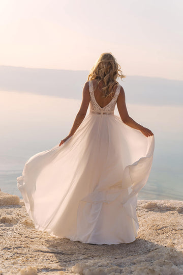 Elegancka suknia ślubna z koronkowym gorsetem i gładkim dołem z rozporkiem oraz szyfonową peleryną na ramionach z pracowni sukien ślubnych Dama Couture (zdjęcie tył)