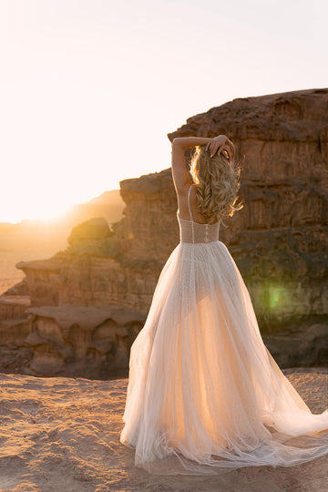 Błyszcząca suknia ślubna w stylu księżniczki na ramiączkach i gorsecie pokryta cekinami oraz zwiewną spódnicą z trenem z pracowni sukien ślubnych Dama Couture (zdjęcie tył)