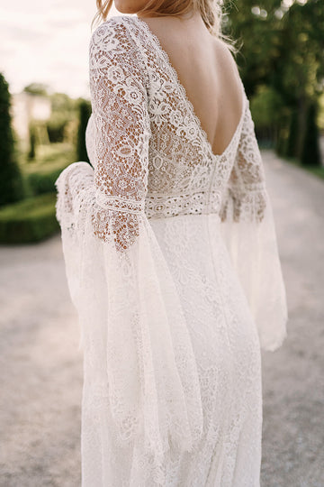 Koronkowa suknia ślubna w stylu boho z długimi, szerokimi rękawami oraz trenem wykonana z koronki francuskiej z pracowni sukien ślubnych Dama Couture (zdjęcie tył)