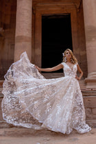 Modna suknia ślubna w stylu księżniczki z krótkim rękawem i finezyjnym dołem, cała wykończona kwiatową koronką 3D z trenem z pracowni sukien ślubnych Dama Couture (zdjęcie główne)