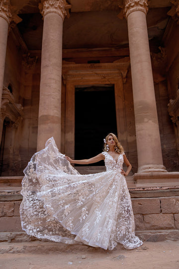 Modna suknia ślubna w stylu księżniczki z krótkim rękawem i finezyjnym dołem, cała wykończona kwiatową koronką 3D z trenem z pracowni sukien ślubnych Dama Couture (zdjęcie przód)