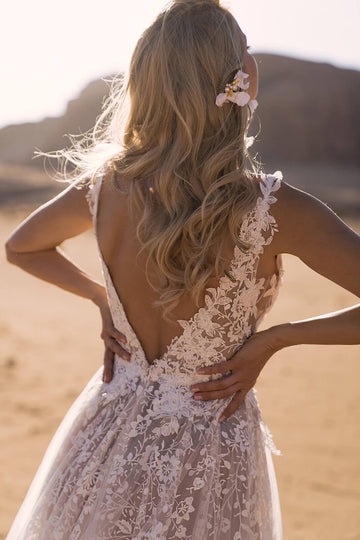 Kobieca suknia ślubna w stylu glamour  na ramiączkach z wielobarwną spódnicą  i koronkowym trenem z pracowni sukien ślubnych Dama Couture (zdjęcie tył)