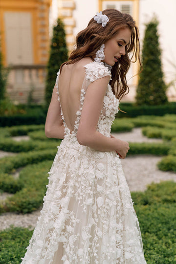 Modna suknia ślubna w stylu księżniczki z krótkim rękawem i finezyjnym dołem, cała wykończona kwiatową koronką 3D z trenem z pracowni sukien ślubnych Dama Couture (zdjęcie tył)