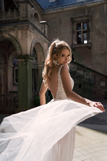 Suknia ślubna w stylu księżniczki na ramiączkach ze zdobionym gorsetem oraz spódnicą z pracowni sukien ślubnych Dama Couture (zdjęcie tył)