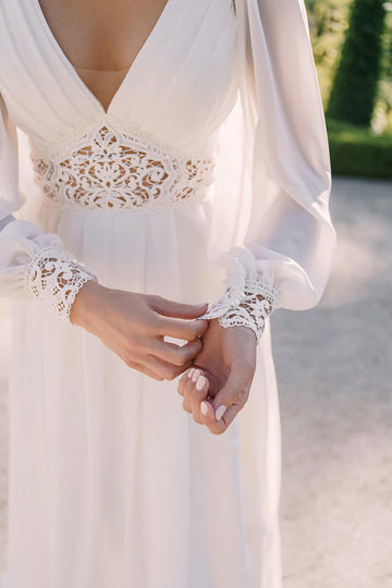 Klasyczna suknia ślubna w stylu vintage z długim, bufiastym rękawem, gładką spódnicą oraz koronkowym pasem w talii z pracowni sukien ślubnych Dama Couture (zdjęcie przód)