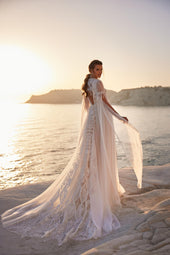 Zwiewna suknia ślubna w stylu boho z bolerkiem z frędzlami oraz koronkowym trenem z pracowni sukien ślubnych Dama Couture (zdjęcie tył)