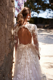 Klasyczna suknia ślubna w stylu boho z długim rękawem i zwiewną spódnicą, wykończona koronką 3D z pracowni sukien ślubnych Dama Couture (zdjęcie główne)
