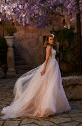 Romantyczna suknia ślubna w odcieniach różu i beżu na ramiączkach, ozdobiona koronką 3D oraz zwiewną spódnicą z trenem z pracowni sukien ślubnych Dama Couture (zdjęcie bok)