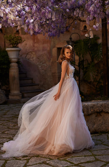 Romantyczna suknia ślubna w odcieniach różu i beżu na ramiączkach, ozdobiona koronką 3D oraz zwiewną spódnicą z trenem z pracowni sukien ślubnych Dama Couture (zdjęcie bok)
