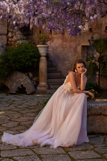 Romantyczna suknia ślubna w odcieniach różu i beżu na ramiączkach, ozdobiona koronką 3D oraz zwiewną spódnicą z trenem z pracowni sukien ślubnych Dama Couture (zdjęcie przód)