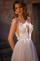 Romantyczna suknia ślubna w odcieniach różu i beżu na ramiączkach, ozdobiona koronką 3D oraz zwiewną spódnicą z trenem z pracowni sukien ślubnych Dama Couture (zdjęcie główne)