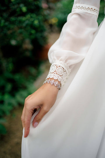 Zwiewana suknia ślubna w rustykalnym stylu z długim rękawem i gładką spódnicą zdobiona delikatną koronką z pracowni sukien ślubnych Dama Couture (zdjęcie przód)