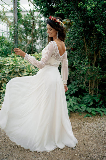 Zwiewana suknia ślubna w rustykalnym stylu z długim rękawem i gładką spódnicą zdobiona delikatną koronką z pracowni sukien ślubnych Dama Couture (zdjęcie tył)