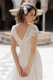 Tania suknia ślubna w stylu romantycznym z koronkową górą z dekoltem w serek oraz delikatnym dołem z pracowni sukien ślubnych Dama Couture (zdjęcie główne)