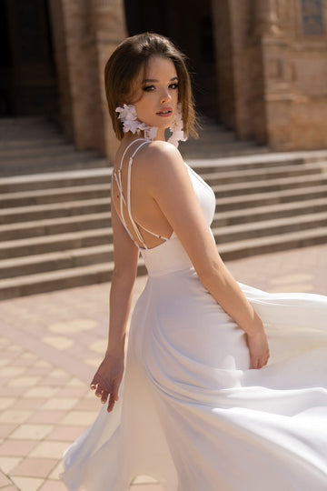 Tania suknia ślubna w gładkim stylu na ramiączkach oraz ze spódnicą midi z pracowni sukien ślubnych Dama Couture (zdjęcie bok)