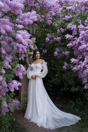Romantyczna suknia ślubna w stylu księżniczki z gorsetem wykończonym koronką 3D, dokładanymi rękawami oraz zwiewną spódnicą z trenem z pracowni sukien ślubnych Dama Couture (zdjęcie przód)