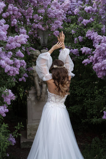 Romantyczna suknia ślubna w stylu księżniczki z gorsetem wykończonym koronką 3D, dokładanymi rękawami oraz zwiewną spódnicą z trenem z pracowni sukien ślubnych Dama Couture (zdjęcie tył)