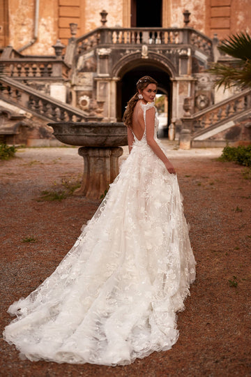 Delikatna suknia ślubna w stylu księżniczki na ramiączkach i efektowną spódnicą z trenem, ozdobiona kwiatową koronką 3D z pracowni sukien ślubnych Dama Couture (zdjęcie tył)