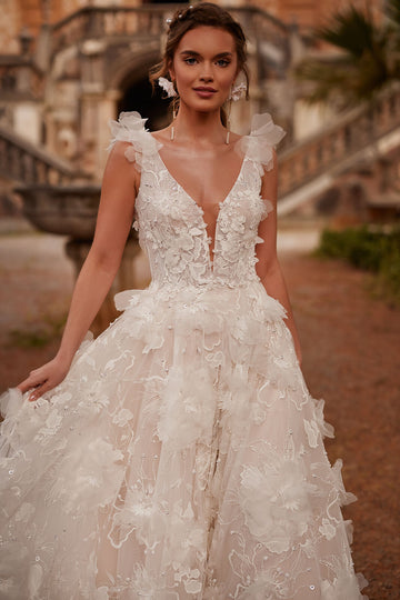 Delikatna suknia ślubna w stylu księżniczki na ramiączkach i efektowną spódnicą z trenem, ozdobiona kwiatową koronką 3D   z pracowni sukien ślubnych Dama Couture (zdjęcie główne)