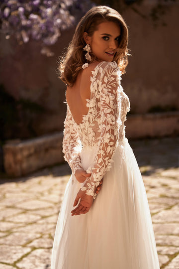Romantyczna suknia ślubna z długim rękawem i gorsetem pokrytym koronką 3D oraz gładką spódnicą z rozporkiem i z trenem z pracowni sukien ślubnych Dama Couture (zdjęcie bok)