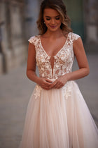 Kobieca suknia ślubna w stylu glamour w odcieniach beżu,  wykończona koronką 3D oraz krótkim rękawkiem i zwiewną spódnicą z trenem z pracowni sukien ślubnych Dama Couture (zdjęcie główne)