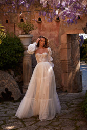 Suknia ślubna w stylu księżniczki z oddzielnymi rękawami oraz zdobionym koronką francuską gorsetem i spódnicą z pracowni sukien ślubnych Dama Couture (zdjęcie główne)