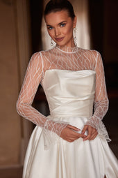 Modna suknia ślubna w stylu glamour z koronkową bluzką oraz gładkim gorsetem i spódnicą z trenem z pracowni sukien ślubnych Dama Couture (zdjęcie główne)