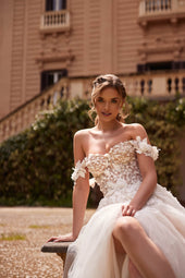 Romantyczna suknia ślubna w stylu księżniczki z opadającymi ramiączkami oraz zdobionym koronką 3D gorsetem i spódnicą z trenem z pracowni sukien ślubnych Dama Couture (zdjęcie przód)