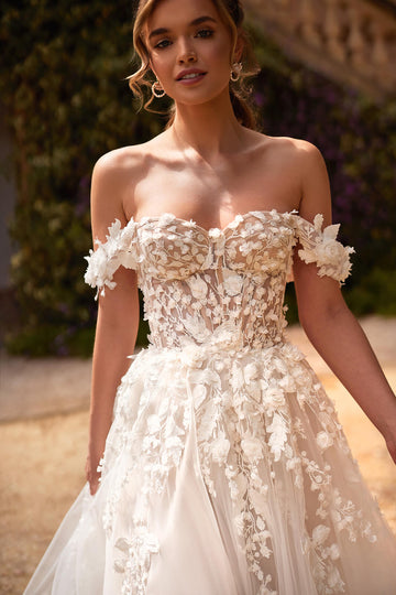 Romantyczna suknia ślubna w stylu księżniczki z opadającymi ramiączkami oraz zdobionym koronką 3D gorsetem i spódnicą z trenem z pracowni sukien ślubnych Dama Couture (zdjęcie  przód)