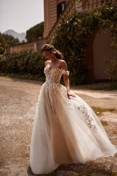 Romantyczna suknia ślubna w stylu księżniczki z opadającymi ramiączkami oraz zdobionym koronką 3D gorsetem i spódnicą z trenem z pracowni sukien ślubnych Dama Couture (zdjęcie główne)