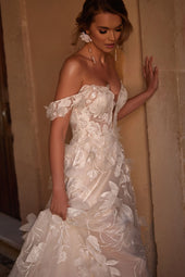 Klasyczna suknia ślubna w stylu księżniczki zdobiona kwiatową koronką z opadającymi ramiączkami, głębokim dekoltem i spódnicą z trenem z pracowni sukien ślubnych Dama Couture (zdjęcie główne)