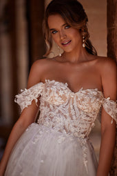 Krótka suknia ślubna zdobiona koronką 3D z opadającymi ramiączkami, wiązaniem na plecach i tiulową spódnicą z rozporkiem z pracowni sukien ślubnych Dama Couture (zdjęcie przód)