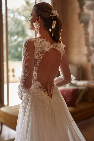Modna suknia ślubna z koronkowym gorsetem i długim rękawem oraz gładką spódnicą z trenem z pracowni sukien ślubnych Dama Couture (zdjęcie tył)
