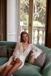 Klasyczna suknia ślubna w stylu glamour z koronkowym gorsetem i długim rękawem oraz gładką spódnicą z rozporkiem z salonu sukien ślubnych Dama Couture (zdjęcie przód)