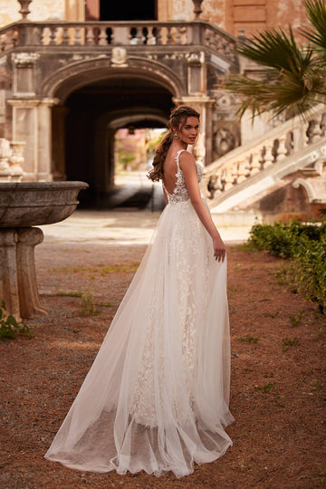 Romantyczna suknia ślubna w stylu księżniczki z dekoltem na ramiączkach oraz z wycięciami na boku ozdobiona koronką 3D na gorsecie oraz spódnicy z pracowni sukien ślubnych Dama Couture (zdjęcie tył)