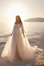 Romantyczna suknia ślubna z doczepianymi rękawami oraz bogato zdobionym gorsetem i spódnicą z koronki francuskiej z pracowni sukien ślubnych Dama Couture (zdjęcie główne)