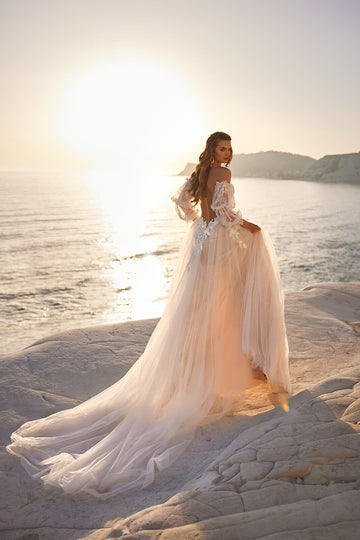 Romantyczna suknia ślubna z doczepianymi rękawami oraz bogato zdobionym gorsetem i spódnicą z koronki francuskiej z pracowni sukien ślubnych Dama Couture (zdjęcie tył)