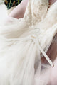 Klasyczny pokrowiec z wieszakiem na suknię ślubną w kolorze białym z pracowni sukien ślubnych Dama Couture (zdjęcie główne)