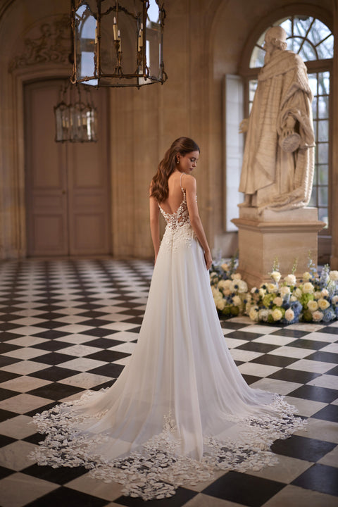 Agapia wedding dress – A-line bridal gown with a floral lace bodice, slender straps and airy chiffon skirt.