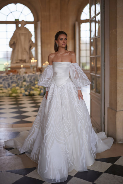 Charlize corset from the Something Blue 2027 collection – a clean strapless corset worn with voluminous off-the-shoulder sleeves.