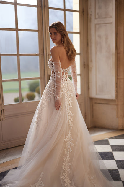 Ines wedding dress – a sculpted strapless bodice and floral lace tulle skirt, DAMA Couture Something Blue 2027.