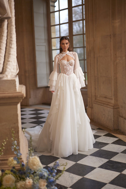 Isolde wedding dress – A-line silhouette with a sweetheart lace corset and airy tulle skirt.