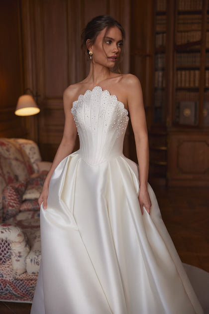 Shella wedding dress – A-line bridal gown with a sculpted strapless corset and full satin skirt.