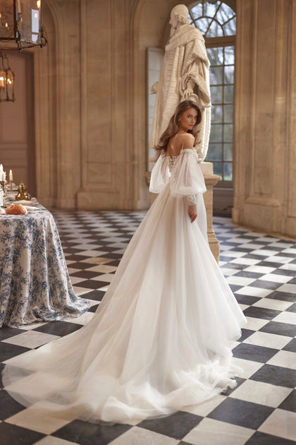 Tara sleeves – off-the-shoulder tulle sleeves finished with floral appliqué cuffs.
