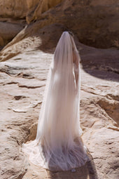 Długi welon ślubny w klasycznym stylu i gładkiej fakturze z pracowni sukien ślubnych Dama Couture  (zdjęcie główne)