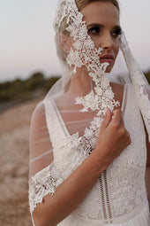 Klasyczny, długi welon ślubny wykończony kwiatową koronką z pracowni sukien ślubnych Dama Couture (zdjęcie główne)
