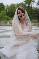 Klasyczny, długi welon ślubny ozdobiony perełkami z pracowni sukien ślubnych Dama Couture (zdjęcie główne)