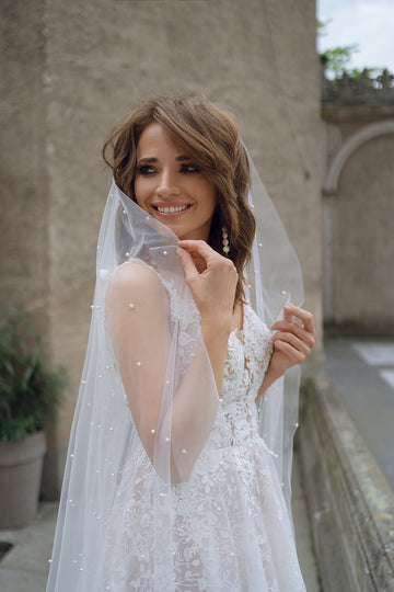 Klasyczny, długi welon ślubny ozdobiony perełkami z pracowni sukien ślubnych Dama Couture (zdjęcie bok)