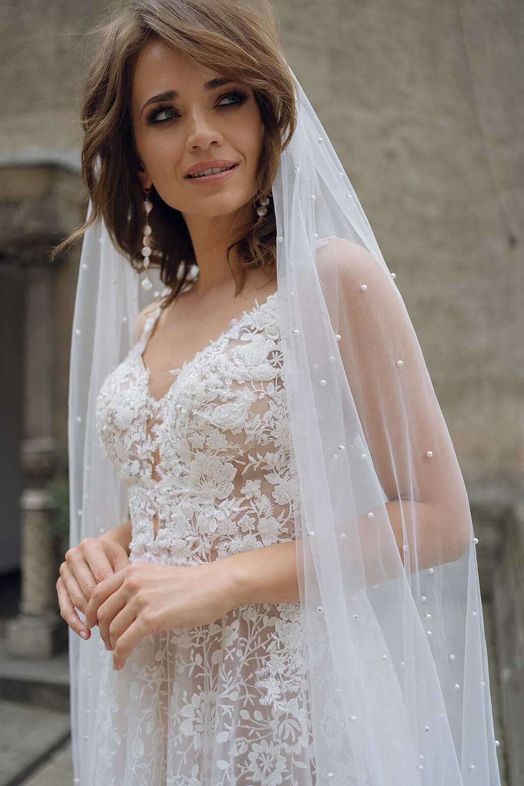 Cathedral pearl veil – cathedral wedding veil seen from the back.