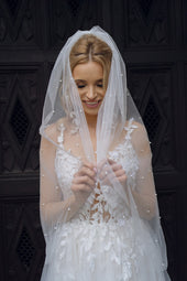 Klasyczny, krótki welon ślubny ozdobiony perełkami z pracowni sukien ślubnych Dama Couture (zdjęcie przód)
